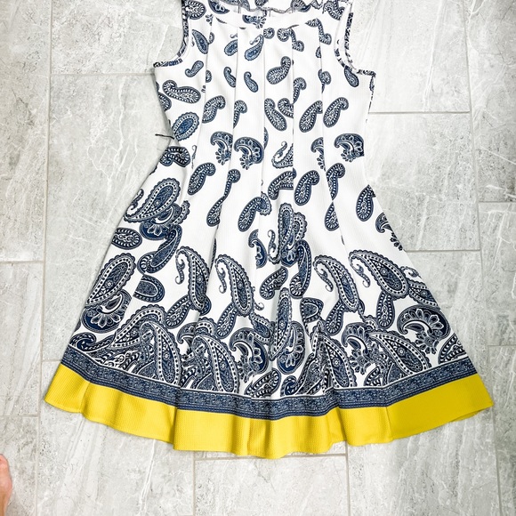 White and Blue Paisley Sleeveless Stretch Dress Yellow Trim Accent Size Large - Picture 2 of 5
